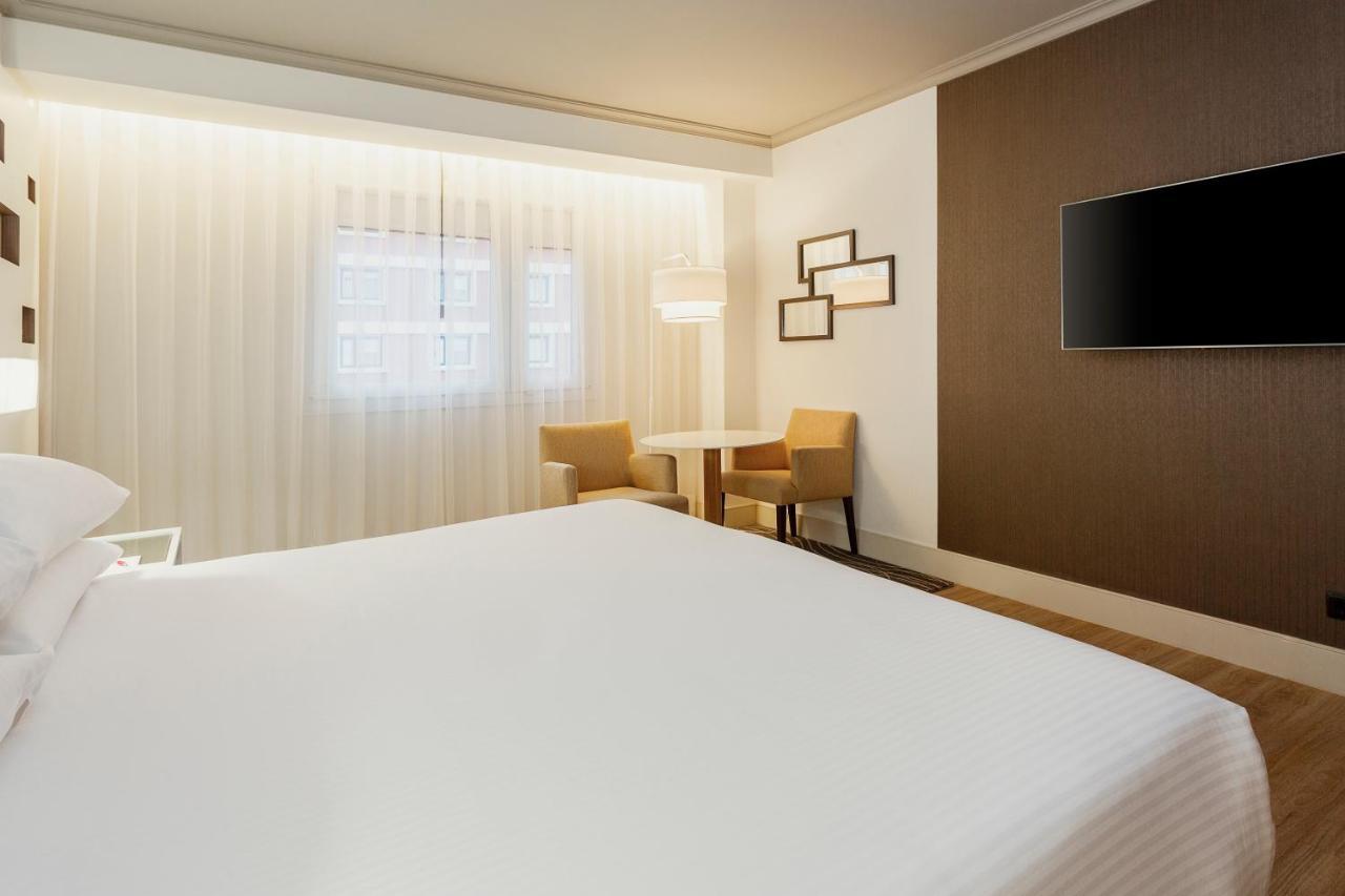 Chambre Lit King-Size Exécutive avec Accès au Salon et Parking Inclus