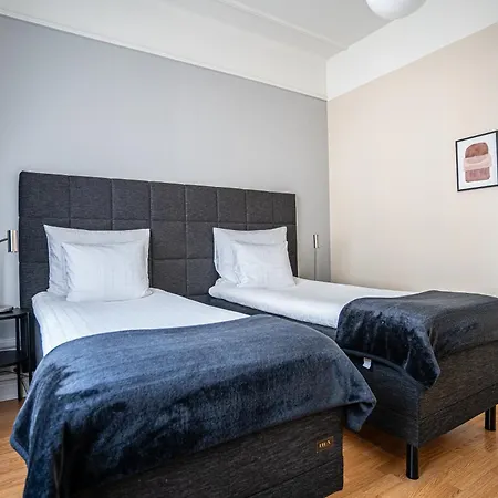 Queen's Hotel-2