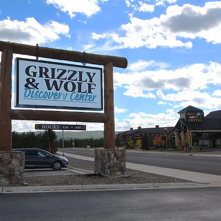 Gray Wolf Inn & Suites-2
