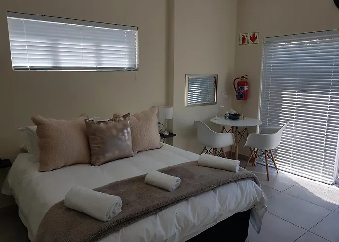 Sharon'S House: Modern Self-Catering Rooms