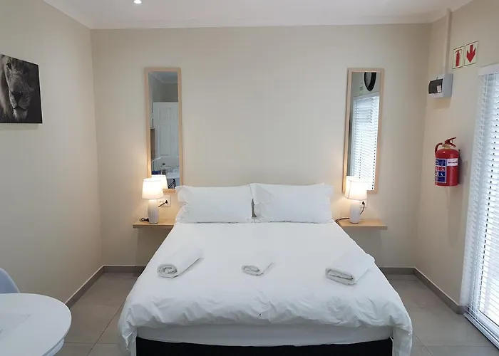 Sharon'S House: Modern Self-Catering Rooms