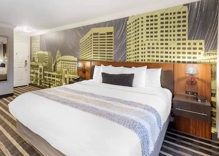 Best Western Plus Milwaukee West