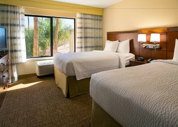 Courtyard By Marriott Palm Springs