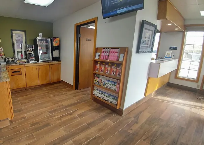 Super 8 By Wyndham Minot Airport Hotel