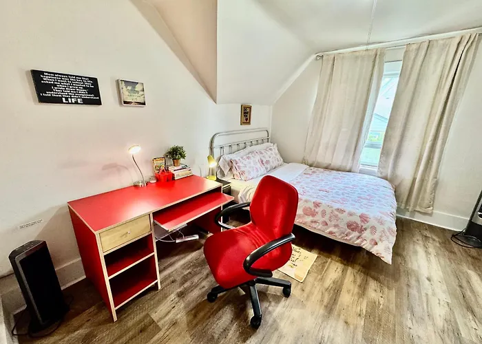 Private Room With Shared Amenities 10 Minutes To Airport And Walking Distance To Bus Station