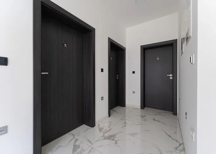 Sky & Sun Luxury Rooms With Private Parking In The Garage