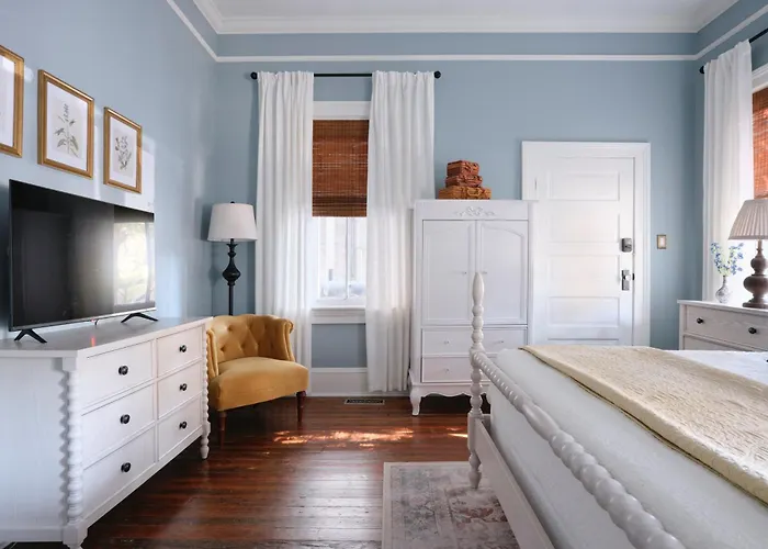 Comfortable Escape In Historic Downtown Savannah