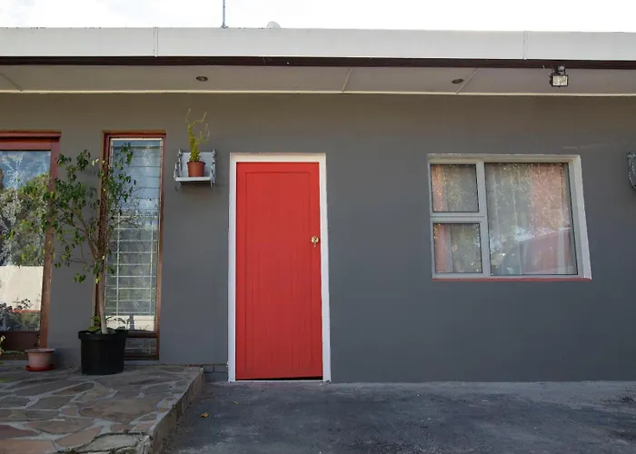 Lyronne Guest House, Shuttle And Tours