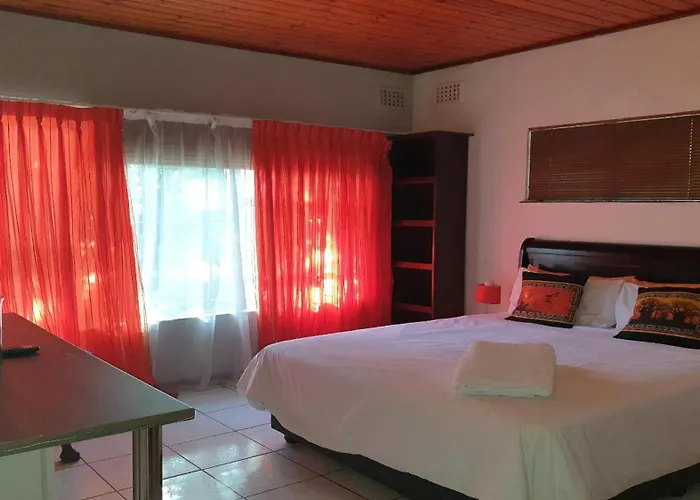 Lyronne Guest House, Shuttle And Tours