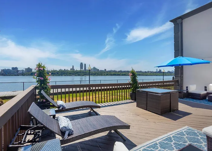 Comfort Inn Edgewater on Hudson River